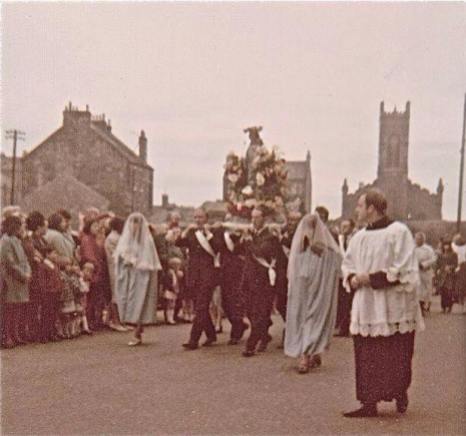 sacred-heart-procession-colour-dale-st-church-of-scotland-in-background